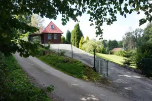 chata Horní Poříčí se nachází na kopečku ve velké oplocené zahradě