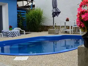 na dvoře je k dispozici zapuštěný bazén (4 x 2,5 x 1,2 m)