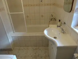 koupelna v přízemí je vybavena vanou, WC, umyvadlem a pračkou