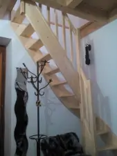 předsíň - příkré schodiště do podkroví