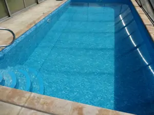 bazén má rozměry 6 x 3,5 x 1,3 m)
