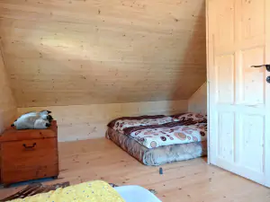 podkrovní ložnice s lůžkem a matrací pro 2 osoby