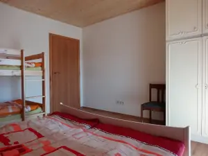 1. část chalupy - ložnice s dvojlůžkem a patrovou postelí