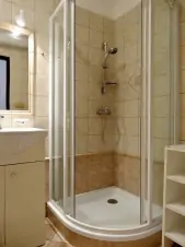 2. část chalupy - koupelna se sprchovým koutem, WC a umyvadlem