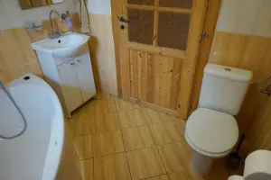 koupelna s rohovou vanou, WC, pračkou a umyvadlem