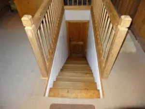 schodiště do podkroví, kde se nacházejí 2 samostatné ložnice