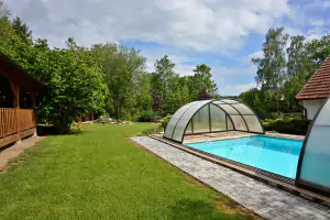 zapuštěný bazén na zahradě chalupy Litohošť