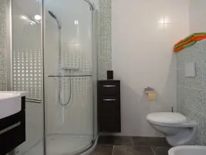 apartmán 1652b - koupelna se sprchovým koutem, WC, bidetem a umyvadlem