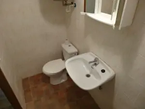 součástí ložnice je koupelna se sprchovým koutem a WC