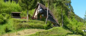 chata Huslenky leží na malebném místě pod lesem v blízkosti řeky Vsetínská Bečva
