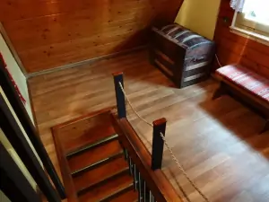 po příkrých schodech se vstupuje do podkrovní 4-lůžkové ložnice