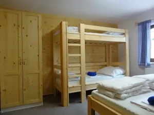 ložnice s dvojlůžkem a patrovou postelí v přízemí