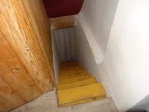 do podkroví vedou strmé schody