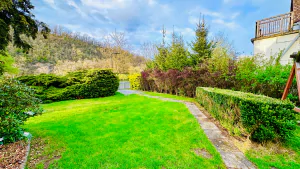 oplocená zahrada chalupy Liblín - pohled ke vstupní brance