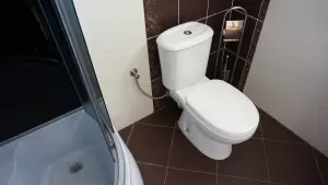 apartmán v prvním patře: koupelna se sprchovým koutem, WC a umyvadlem
