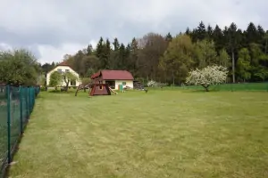 chalupa Zábřezí-Řečice se nachází ve velké oplocené zahradě