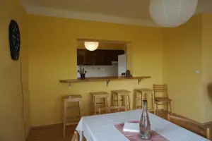 jídelní kout a 4 barové stoličky s oknem do kuchyňského koutu