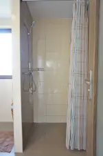 koupelna se sprchovým koutem, 2 umyvadly a WC v podkroví