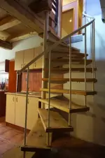 z kuchyně vede točité schodiště do podkroví, kde se nachází 3 ložnice