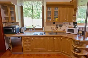 obytný pokoj v přízemí s plně vybaveným kuchyňským koutem