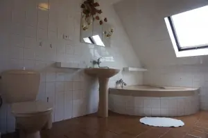 koupelna s vanou, WC a umyvadlem v podkroví