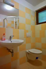 apartmán: WC a umyvadlo v koupelně
