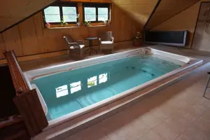 wellness místnost s vnitřním masážním bazénem