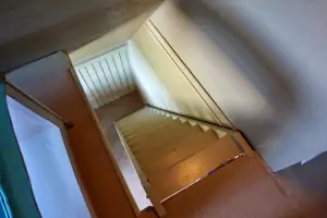 z obytného pokoje vedou příkré schody do podkrovní otevřené ložnice