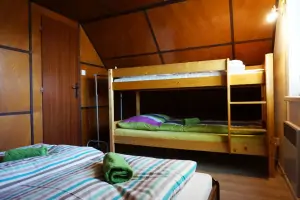 ložnice s dvojlůžkem a lůžkem (patrová postel na fotografii byla odstrněna a nahrazena samostatným lůžkem)