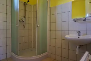 koupelna se sprchovým koutem, umyvadlem a WC