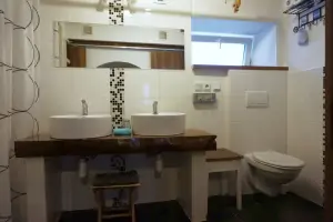 koupelna se sprchovým koutem, 2 umyvadly a WC
