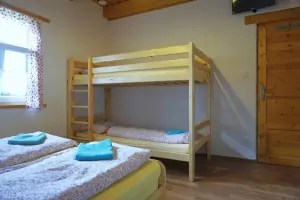 ložnice s dvojlůžkem a lůžkem (patrová postel byla odstraněna)
