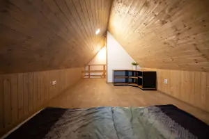 podkrovní ložnice se 2 matracemi
