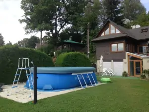 na zahradě se nachází bazén (6,1 x 3,6 x 1,2 m)