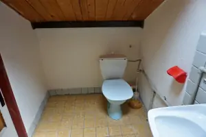 levá část: samostatné WC v podkroví