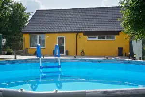 nadzemní bazén - osvěžení na zahradě