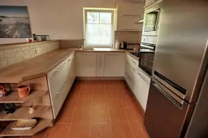 součástí obytné místnosti je plně vybavený kuchyňský kout