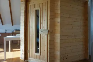 sauna ve wellness místnosti v podkroví
