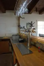 barový pult s výčepním zařízením ve společenské místnosti