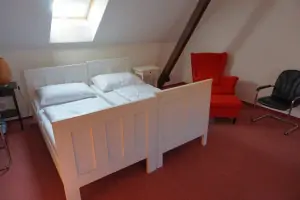 obytné podkroví nad společenskou místností: průchozí ložnice se 2 lůžky (2 přistýlky) a rozkládacím gaučem pro 2 osoby (2 přistýlky)