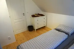 ložnice s dvojlůžkem a rozkládací postelí pro 2 osoby