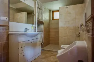 apartmán Pedros: koupelna se sprchovým koutem, umyvadlem, WC, bidetem a pisoárem