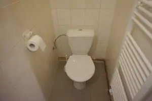 ložnice s dvojlůžkem a lůžkem v podkroví - k ložnici náleží koupelna se sprchovým koutem, umyvadlem a WC