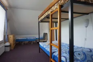 ložnice se 2 lůžky a patrovou postelí v podkroví