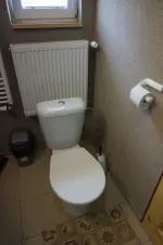 chata - koupelna se sprchovým koutem, umyvadlem, WC a pračkou