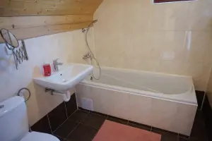 koupelna s vanou, umyvadlem a WC v podkroví