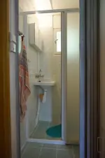 chata č. 1 - opticky oddělený sprchový kout v obytném pokoji