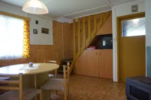 chata č. 1 - obytný pokoj s kuchyňským koutem - schodiště do podkroví