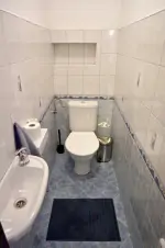 dolní část chalupy - samostatné WC