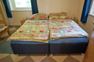 horní část chalupy - ložnice s dvojlůžkem a patrovou postelí